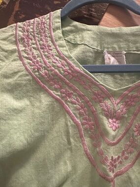 XS 19” Bust Embroidered Cotton Perfect Spring Top, 1980’s